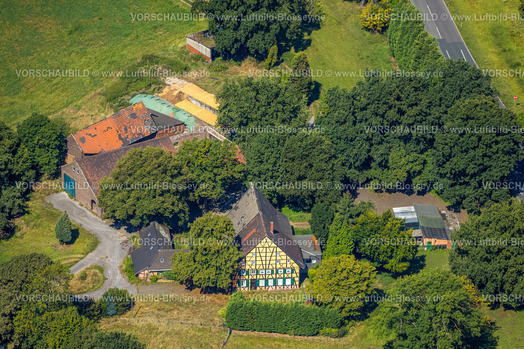 Gladbeck250800212 | Luftbild, Landwirtschaftlicher Betrieb Pelkumer Straße, Fachwerkhaus und Fenster mit grünen Fensterläden,, an der Autobahn A2 mit Anschlussstelle Essen/Gladbeck, Butendorf, Gladbeck, Ruhrgebiet, Nordrhein-Westfalen, Deutschland