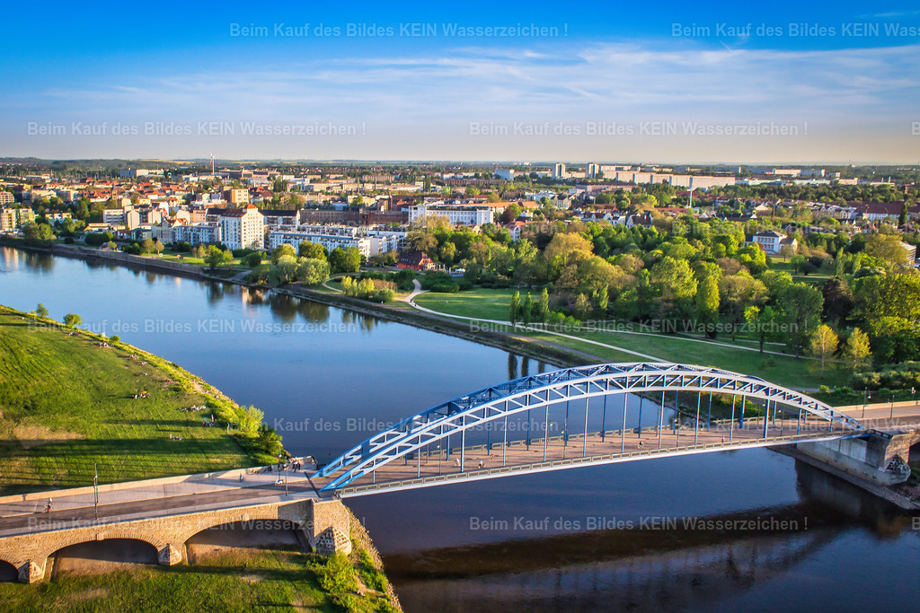 Luftbild_Magdeburg_Sternbrücke_Elbe_Klosterbergegarten_Elbelandhaus-6863 | Diese Luftaufnahme stammt aus meinem Magdeburger Luftbildarchiv. Sie zeigt einen weiteren Blick auf die Landeshauptstadt aus der Vogelperspektive. Nach und nach werden alle Motive mit individuellen Informationen und Beschreibungen ergänzt. Selbstverständlich können Sie dieses Luftbild als Download oder hochwertiges Wandbild bestellen. - Realisiert mit Pictrs.com