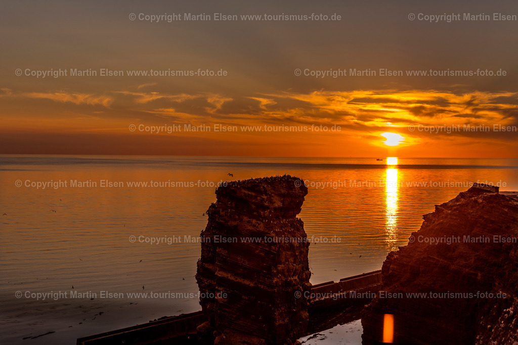 Helgoland Lange Anna_ELS_7544030818 | Helgoland - Aufnahmedatum: 01.08.2018, Aufnahmehöhe:  m, Koordinaten:  - , Bildgröße: 8256 x  5504 Pixel - Copyright 2018 by Martin Elsen, Kontakt: Tel.: +49 157 74581206, E-Mail: info@schoenes-foto.deSchlagwörter:Schleswig-Holstein,Landkreis Pinneberg,Düne,Hochseeinsel,Börteboote,Meer,Küste,Halunder,Oberland,Unterland,Strand,Seehunde,Robben,Lange Anna,Felsen,Roter Felsen,Luftbild,Luftbilder,Bastölpel - Realisiert mit Pictrs.com