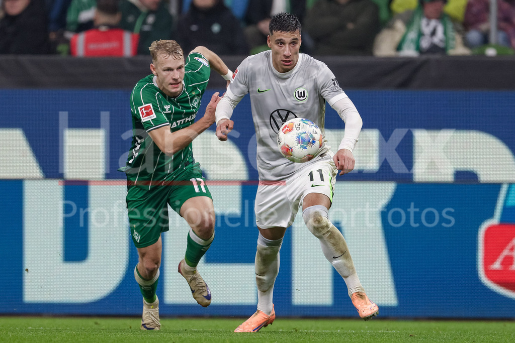 Fussball, Bundesliga, SV Werder Bremen - VfL Wolfsburg | v.li.: Marco Grüll (SV Werder Bremen, 17) und Adam Daghim (VfL Wolfsburg, 11) im Zweikampf, Duell, Dynamik, Aktion, Action, Spielszene, DIE DFL-RICHTLINIEN UNTERSAGEN JEGLICHE NUTZUNG VON FOTOS ALS SEQUENZBILDER UND/ODER VIDEOÄHNLICHE FOTOSTRECKEN. DFL REGULATIONS PROHIBIT ANY USE OF PHOTOGRAPHS AS IMAGE SEQUENCES AND/OR QUASI-VIDEO.