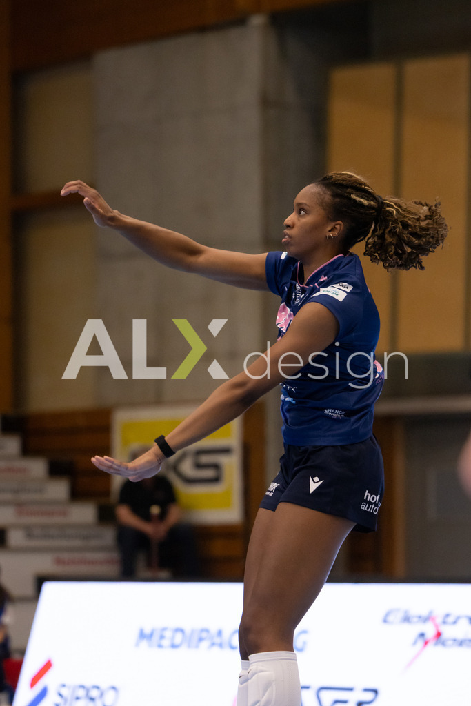 Volleyball I Frauen I Saison 2025-2026 I Volleyball NLA | Women I 1/2 Finals I  VC Kanti Schaffhausen - Sm'Aesch Pfeffingen I 07.03.2026 | 5 Brianna Green (USA) (Sm'Aesch Pfeffingen) – Mittelblock - Realisiert mit Pictrs.com