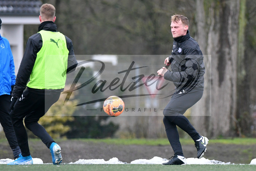 20200226_TRAOSN_0097 | Fussball, Herren: Simon Haubrock (VfL Osnabrueck) in Aktion, am Ball, Einzelaktion waehrend der Trainingseinheit des VfL Osnabrueck im Sportpark Illoshoehe am 26.02.2020 in Osnabrueck, Deutschland. - Realisiert mit Pictrs.com