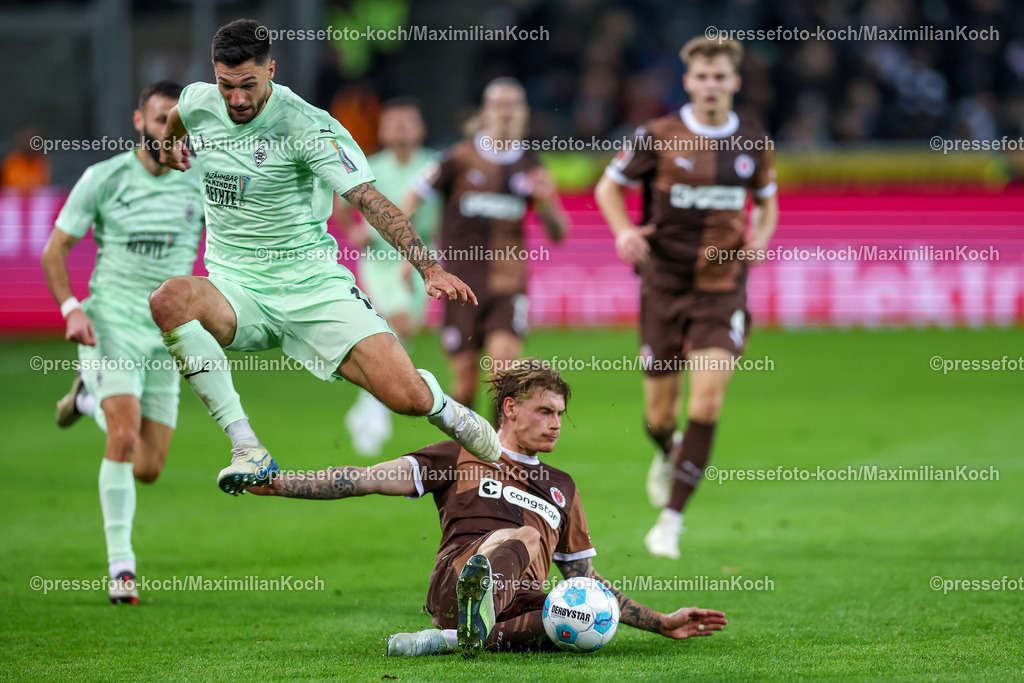 BMG24112401077 | 24.11.2024, Fußball, Borussia Mönchengladbach - FC St. Pauli, 1. Fußball Bundesliga, Borussia-Park, Saison 2024 2025: Tim Kleindienst (Mönchengl. #11) trennt Eric Smith (St.Pauli #8) vom BallDFB regulations prohibit any use of photographs as image sequences and or quasi-video.