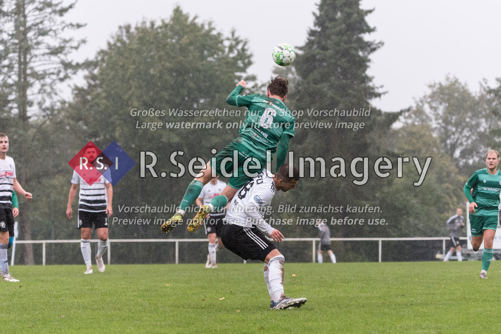 RS-1-014328 | Mats Melahn (#6, Neumünster) rollt sich über Florian Wurst (#13, Reinfeld) ab, um an den Ball zu kommen
