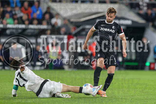 Borussia Mönchengladbach vs SC Freiburg - Bundesliga  | Mönchengladbach, Deutschland, 05.10.25:   Rocco Reitz (Borussia Mönchengladbach) und Lucas Höler (SC Freiburg) im Kampf um den Ball waehrend des Spiels der Bundesliga zwischen Borussia Mönchengladbach vs SC Freiburg im Stadion im Borussia Park(Foto von Brauer-Fotoagentur / Adrian Schlueter)