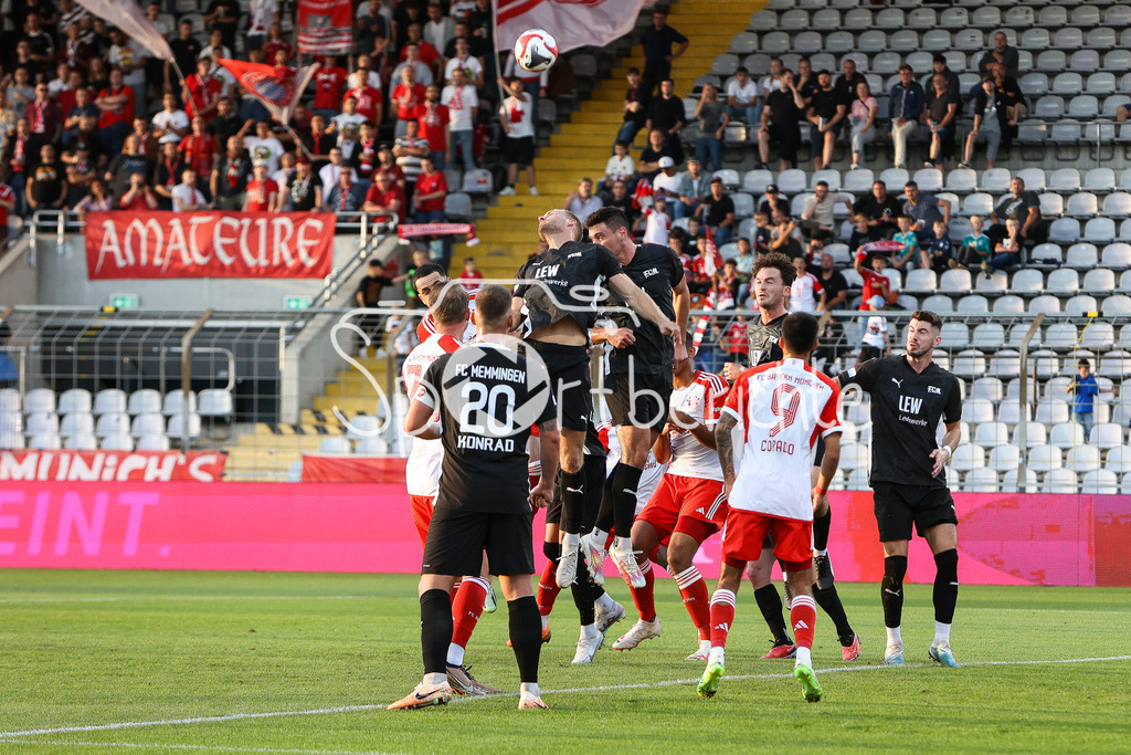 FC Bayern Amateure - FC Memmingen | Ein Freistoss der Bayern kann von den Geasten geklaert werden