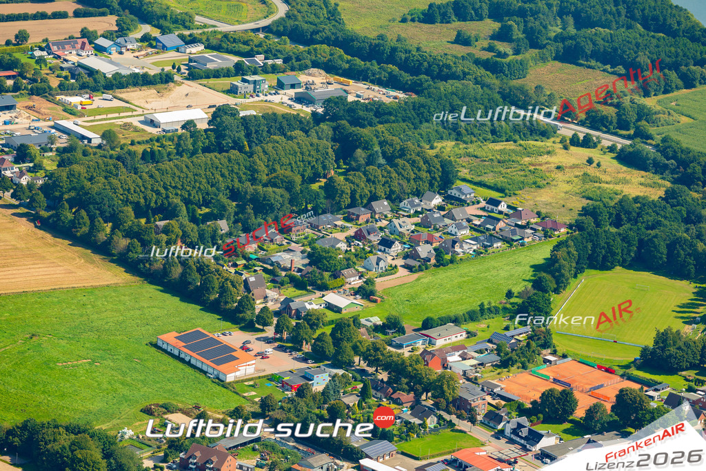 Klassische Luftaufnahme ohne Drohne zeigt:Kirchtor bei Wankendorf - Die Luftbildaufnahme wurde 2025 vom UL-Flugzeug heraus erstellt ( keine Drohnenaufnahme ) - Hochauflösende Luftaufnahme -Nicht vergleichbar mit Google Maps oder Satelittenbilder- Die Geschenkidee !Mit Lizenz und Bildrechte bestellbar