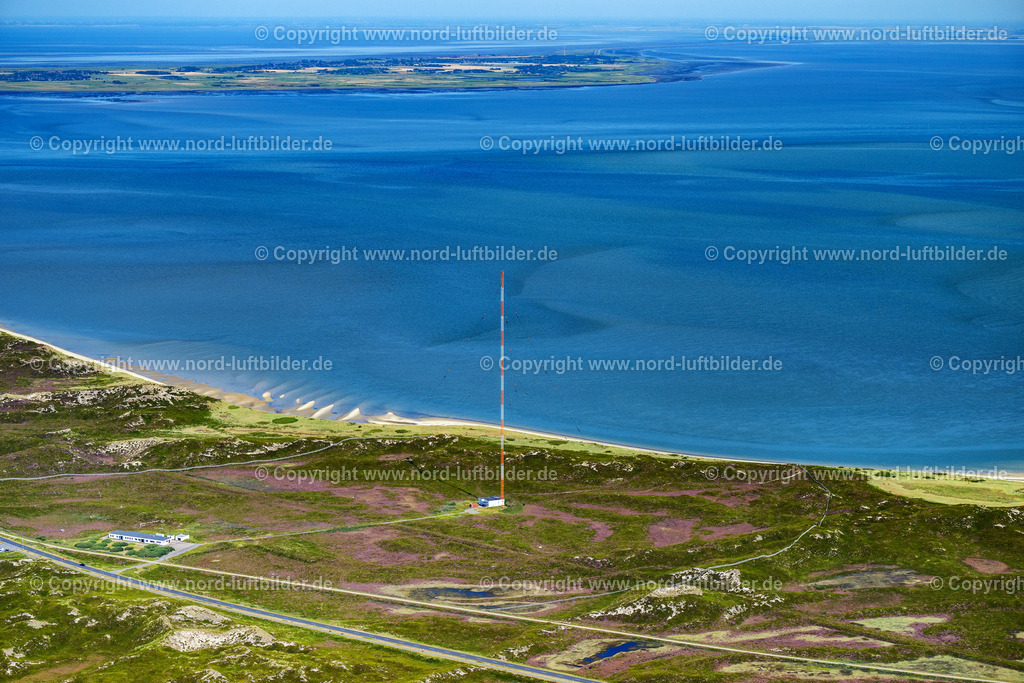 Sylt_Rantum_Sendemast_Loran_C_Station_ELS_60100825 | SYLT 13.08.2025 Stahlmast- Funkturm und Sendeanlage als Grundnetzsender " Loran C " im Ortsteil Rantum (Sylt) in Sylt auf der Insel Sylt im Bundesland Schleswig-Holstein, Deutschland. // Steel mast funkturm and transmission system as basic network transmitter " Loran C " in the district Rantum (Sylt) in Sylt on Island Sylt in the state Schleswig-Holstein, Germany. Foto: Martin Elsen