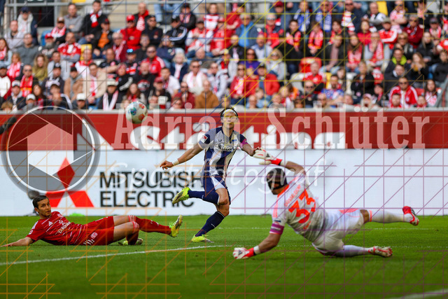 22.03.2026, GER, Fussball, Herren, 2. BL, Saison 2025/2026, Fortuna Düsseldorf - Hertha BSC Berlin | Tim Oberdorf (Fortuna Düsseldorf), Fabian Reese (Hertha) und Florian Kastenmeier (Fortuna Düsseldorf) im Kampf um den Ball 