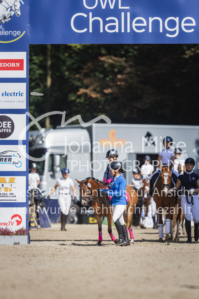 230910_OWLCh_Führzügel-104 | Deine schönsten Turniermomente als professionelle Fotos! Entdecke hochwertige Pferdesport-Fotografie im Online-Shop. Jetzt Fotos finden & bestellen!