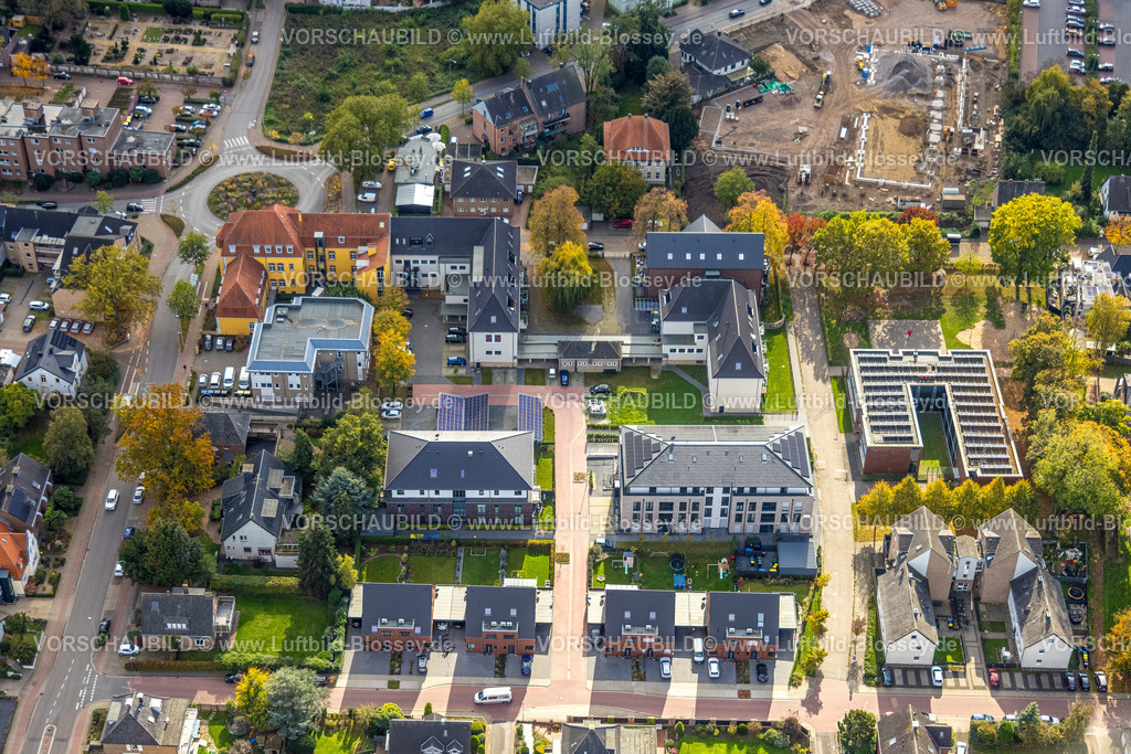 Rees251004793 | Luftbild, Archiv der Stadt Rees, Seniorenwohnungen und Grundschule, Kita Wiesenhüpfer, Zum Alten Schulhof, Baustelle an der Florastraße für neuen Aldi Supermarkt, Rees, Niederrhein, Nordrhein-Westfalen, Deutschland