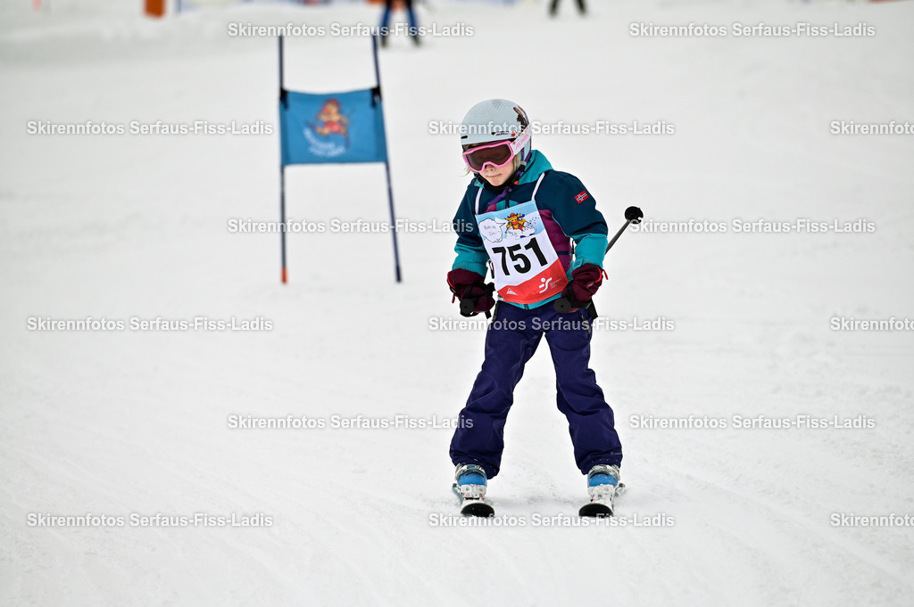 SRF_20.02.2026_0898 | Skirennfotos,Serfaus,Fiss,Ladis,Kinderskirennen,Winter,Tirol,Oberland,skirace,SFL,feelfree,weil wir's genießen,ski,Ski,skifahren,Sonnenplateau, - Realisiert mit Pictrs.com