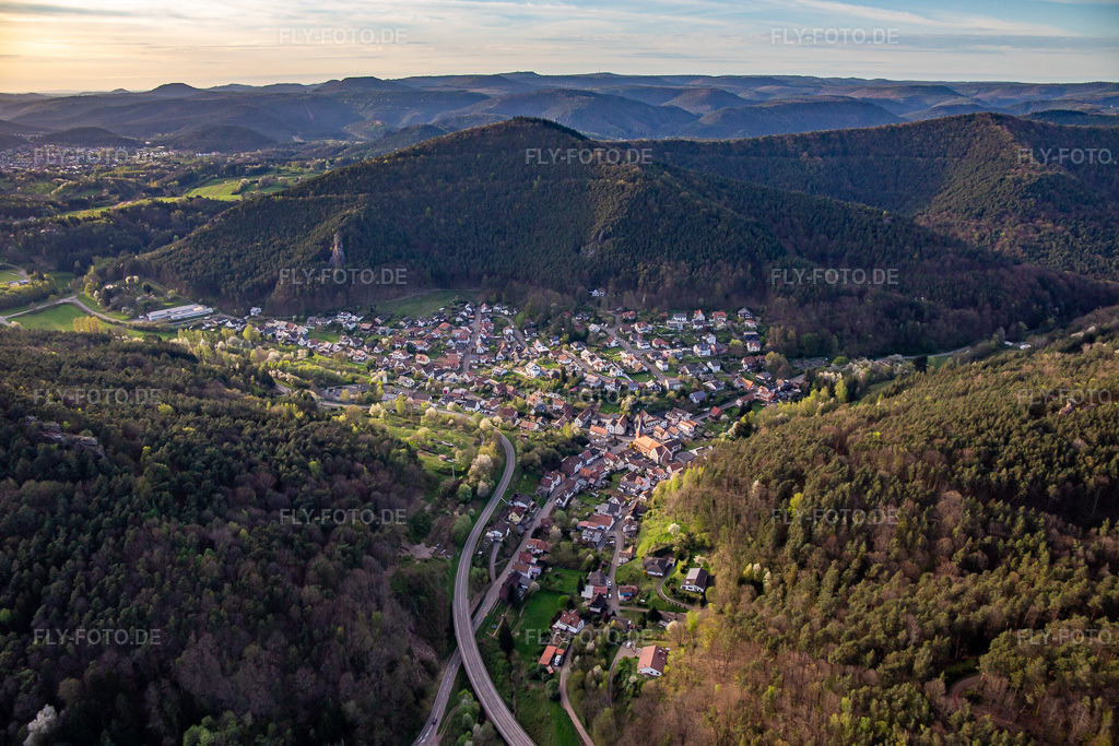 Luftbild: Ortsansicht von Südwesten in Lug im Bundesland Rheinland-Pfalz in Deutschland. Foto: IMG_140147.jpg vom 11.04.2024 durch Werner Riehm/FLY-FOTO.de