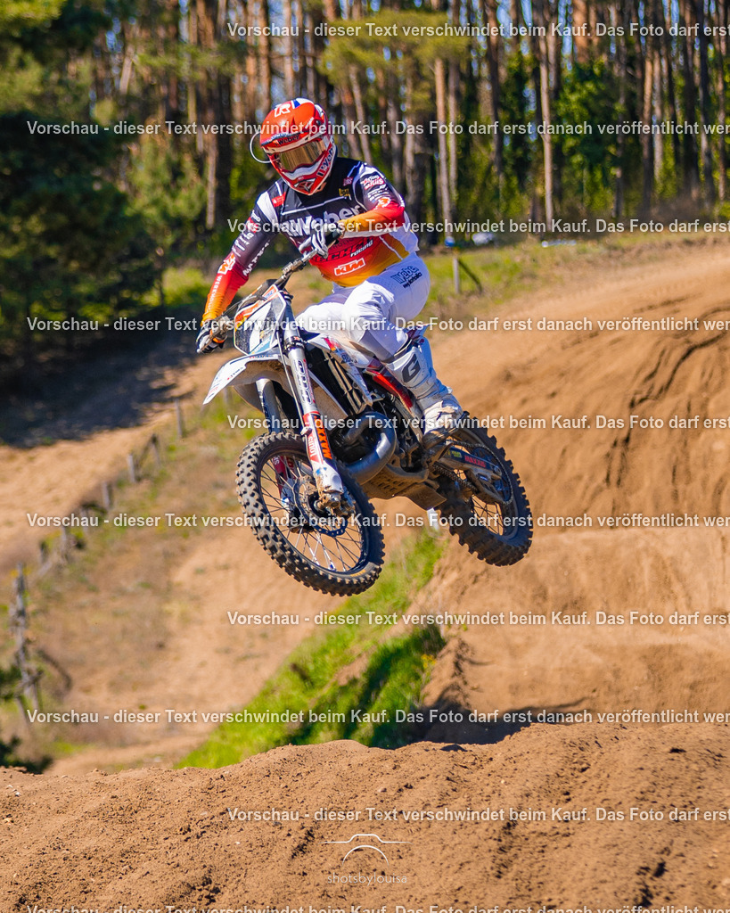 20260501_MCWriezen-2942 | Sportfotografin aus Berlin-Brandenburg mit Fokus auf Motocross. Ich halte deine sportliche Leistung und echte Emotionen auf und neben der Strecke professionell fest. Entdecke die Fotos von deinem Rennen und bestelle sie direkt hier im Shop.