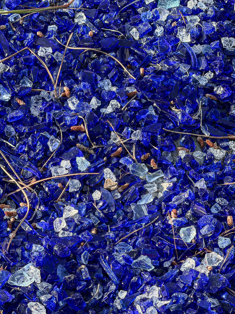 Electric Blue Glass Texture | Abstract close-up of vibrant blue glass fragments creating intense crystalline textures, reflective surfaces and surreal structural patterns. The electric blue tones and layered details transform ordinary material into expressive abstract visual art full of depth, contrast and energy. - Realisiert mit Pictrs.com