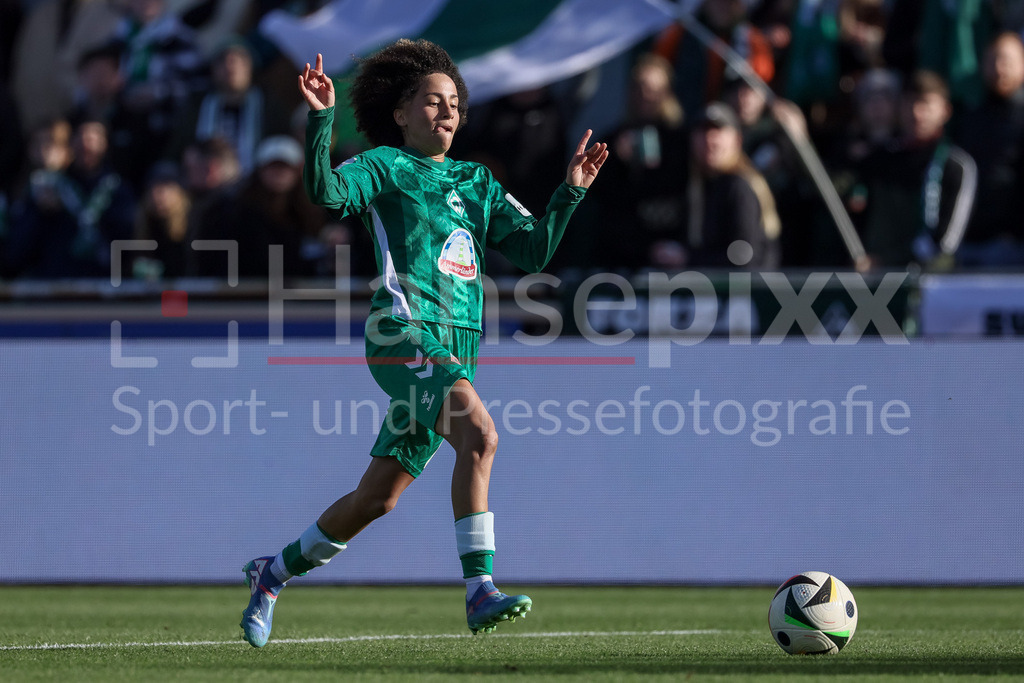 Fussball, Google Pixel Frauen-Bundesliga, SV Werder Bremen - SGS Essen | v.li.: Amira Arfaoui (SV Werder Bremen, 8) am Ball, Freisteller, Einzelbild, Ganzkörper, Aktion, Action, Spielszene, DIE DFB-RICHTLINIEN UNTERSAGEN JEGLICHE NUTZUNG VON FOTOS ALS SEQUENZBILDER UND/ODER VIDEOÄHNLICHE FOTOSTRECKEN. DFB REGULATIONS PROHIBIT ANY USE OF PHOTOGRAPHS AS IMAGE SEQUENCES AND/OR QUASI-VIDEO.