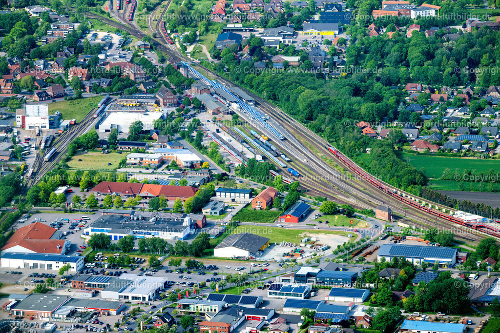 Niebüll_Bahnhof_ELS_8369300523 | NIEBüLL 30.05.2023 Gleisverlauf und Bahnhofsgebäude der Deutschen Bahn " Sylt-Shuttle " in Niebüll im Bundesland Schleswig-Holstein, Deutschland. // Station railway building of the Deutsche Bahn " Sylt-Shuttle " in Niebuell in the state Schleswig-Holstein, Germany. Foto: Martin Elsen