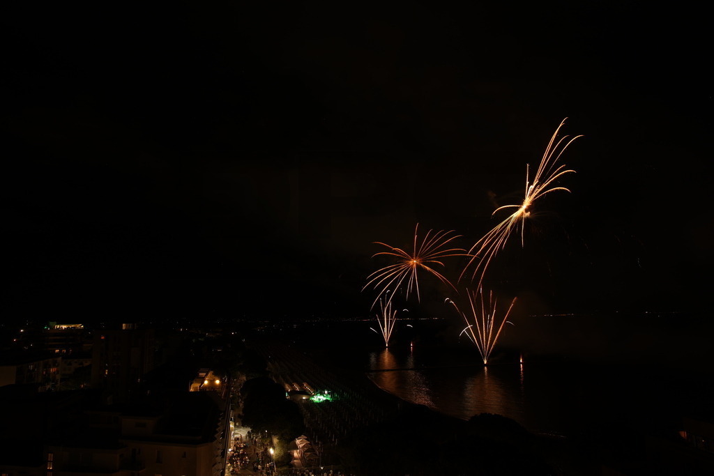 Ferragosto Fireworks in Grado, Italy | GRADO, ITALY, 15.AUG.26 - FIREWORKS - Ferragosto fireworks over the Adriatic Sea in Grado, Italy. Colorful fireworks light up the night sky above the beach, coastline and waterfront during the traditional summer celebration. - Realisiert mit Pictrs.com