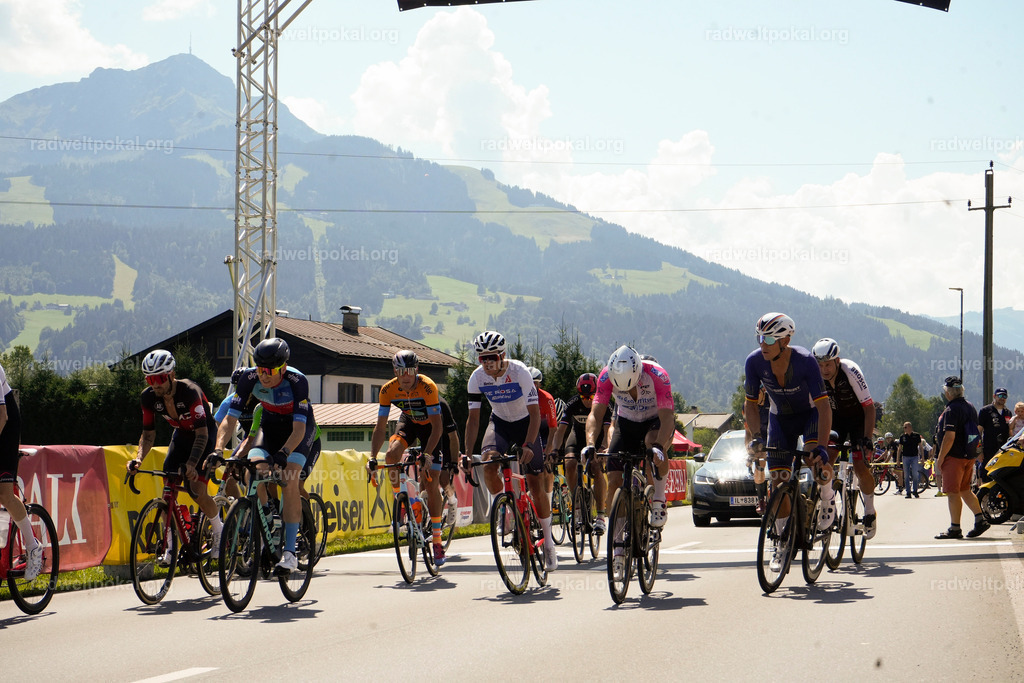 211_20230817_Bewerb_Maenner_Muehlanger | AUT - OESTERREICH, 2023-08-16: SPORT RENNRAD-FAHREN - 55. INTERNATIONALER RADWELTPOKAL IN ST. JOHANN IN TIROL  - Vintage-Radrennen mit WM-Bronze-Medaillen-Siegerin Christina Schweinberger, den Teilnehmer und Alexander Baumann (vom Orginastions-Team) - TAG 2 BEWERB MAENNER IN SECHS GRUPPEN  ; Foto: Roland Muehlanger