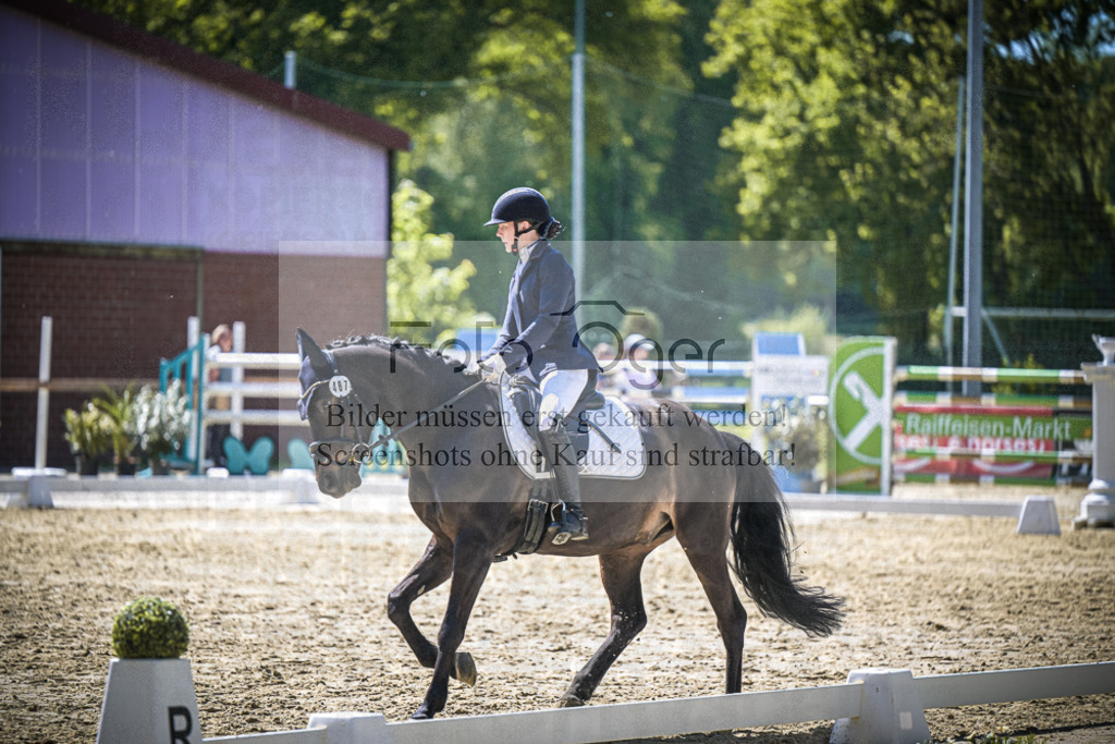 DOS_9724 | Entdecke hochwertige Reitturnierfotos von Foto Oger. Professionell, emotional und authentisch – jetzt Lieblingsmomente im Shop bestellen.Deutschlandweite Turnierfotografie. - Realisiert mit Pictrs.com