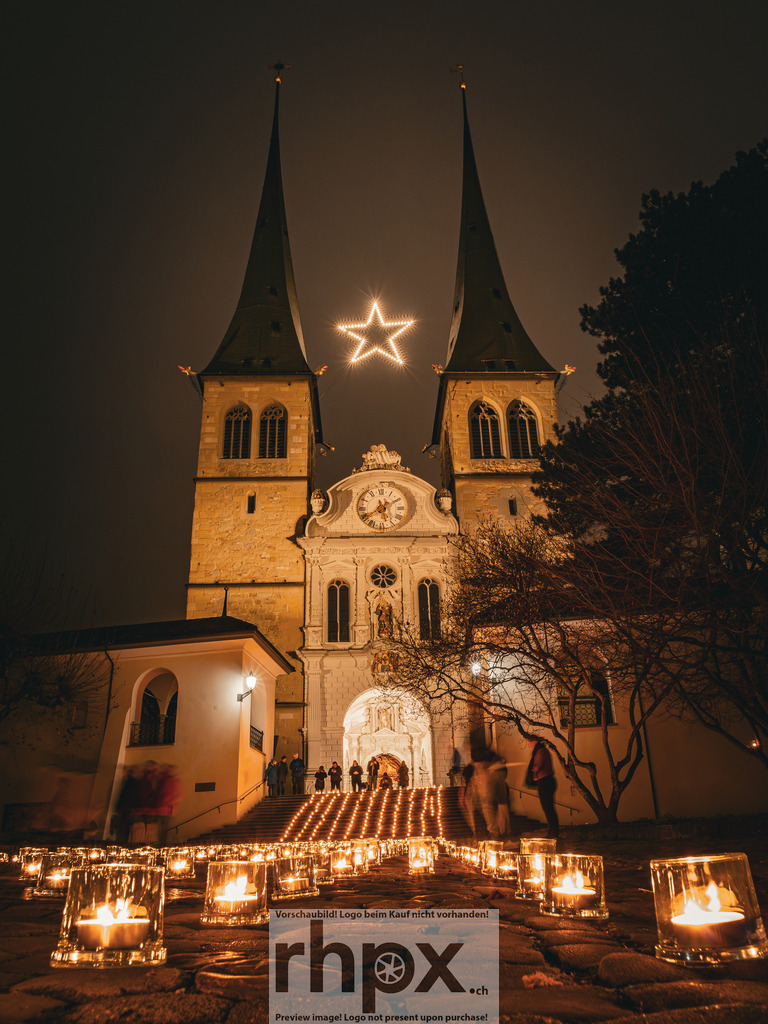 Eine Million Sterne | Tradition. Licht. Geborgenheit.
Hunderte Kerzen säumen die Stufen zur Hofkirche St. Leodegar und tauchen die Nacht in ein goldenes Meer. Unter dem strahlenden Stern zwischen den ikonischen Türmen vereinen sich Architektur und Emotion zu einem festlichen Augenblick voller Wärme.
Wähle unter "Produktauswahl" dein Wunschformat: Vom klassischen Wandbild über Puzzle &amp; Tassen bis zum digitalen Download (z.B. als Handy-Hintergrund). Der Verkaufserlös wird zugunsten Eine Million Sterne gespendet!
 - Realisiert mit Pictrs.com