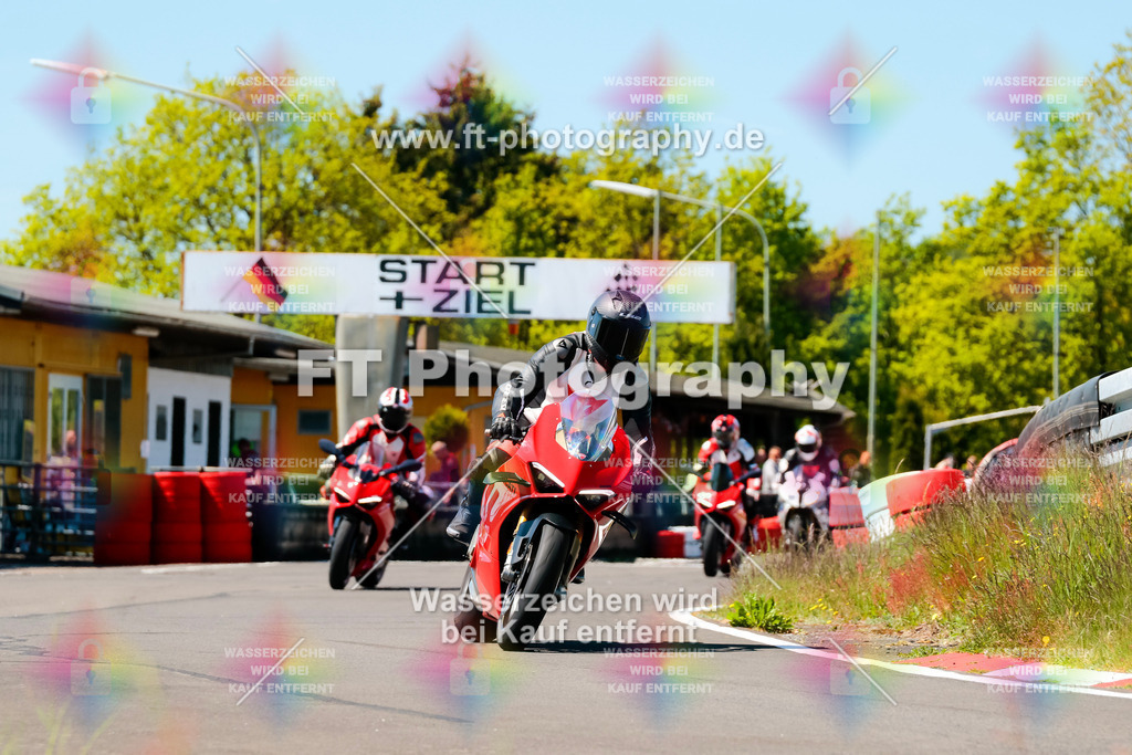 Moto-TeamOBK-21809 | Hier findet Ihr Bilder von Touristenfahrten auf der Nürburgring Nordschleife oder von anderen Veranstaltungen die ich besucht habe. Viel Spass beim Durch Schauen 