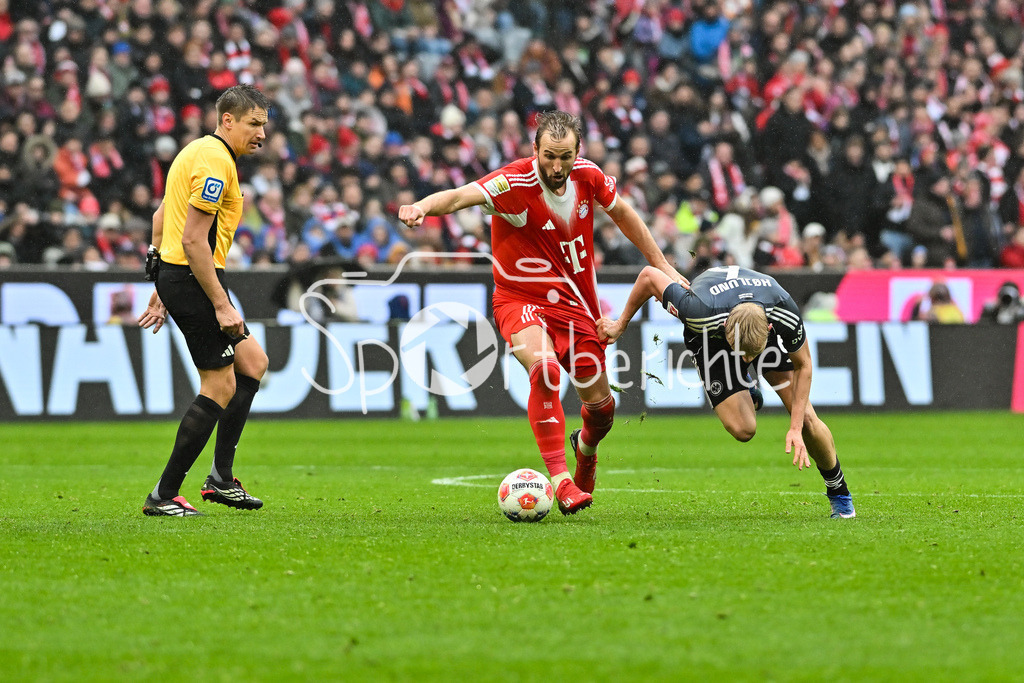 FC Bayern München - Eintracht Frankfurt | MUNICH, GERMANY - 21. FEBRUARY: im Duell Harry KANE (FC Bayern Munich 9) und Oscar HOJLUND (Eintracht Frankfurt 6) während dem Bundesligamatch zwischen dem FC Bayern München und der SG Eintracht Frankfurt am 23. Spieltag in der Allianz Arena / DFL REGULATIONS PROHIBIT ANY USE OF PHOTOGRAPHS AS IMAGE SEQUENCES AND/OR QUASI-VIDEO