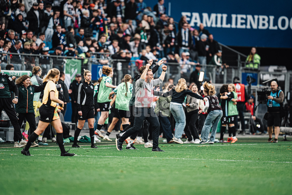 Fußball | Frauen | Saison 2024/2025  | DFB-Pokal der Frauen | Halbfinale | Hamburger SV vs. Werder Bremen | 23.03.2025 | Trainer Thomas Horsch (Werder Bremen) und Bremen feiern den Sieg und den Finaleinzug
