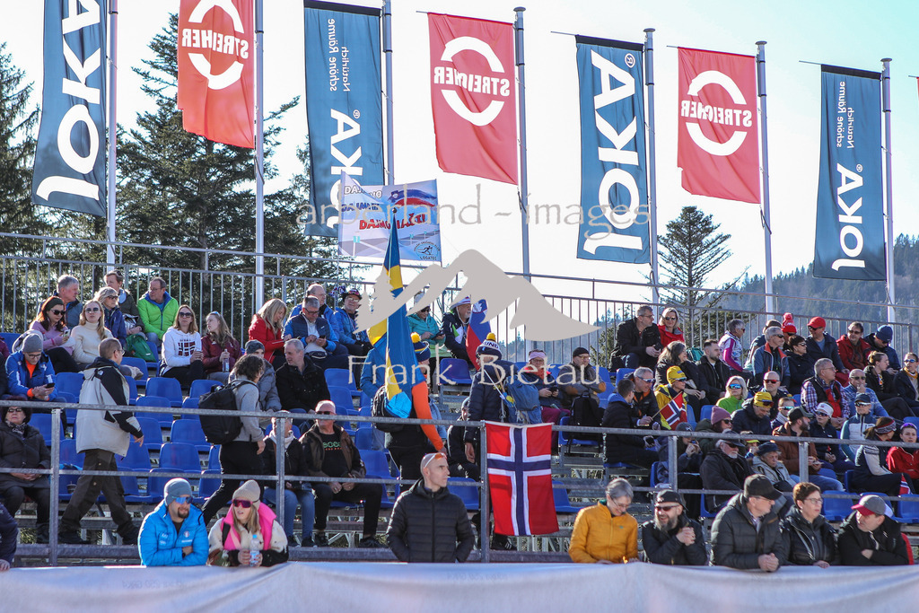 OE7A3687 | schnell füllt sich die Zuschauertribüne