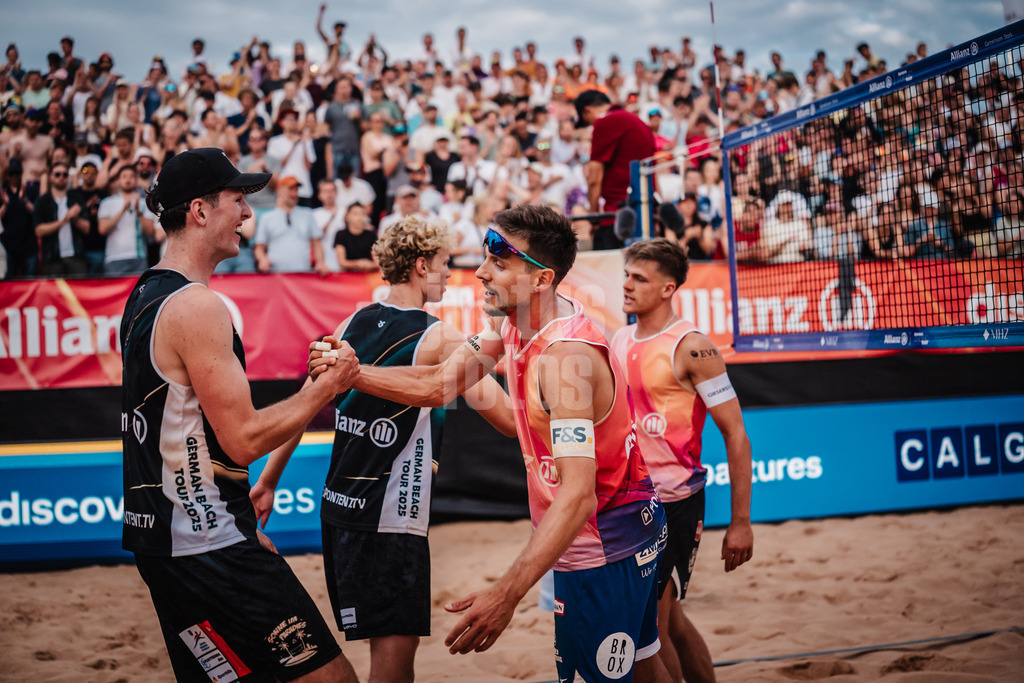 Beachvolleyball | Männer | Allianz German Beach Tour 2025 | Tourstop München | 12.07.2025 | v.l. Tristan Fröbel, Tamo Wüst, David Poniewaz und Luis Kubo beim Shake Hands nach dem Spiel