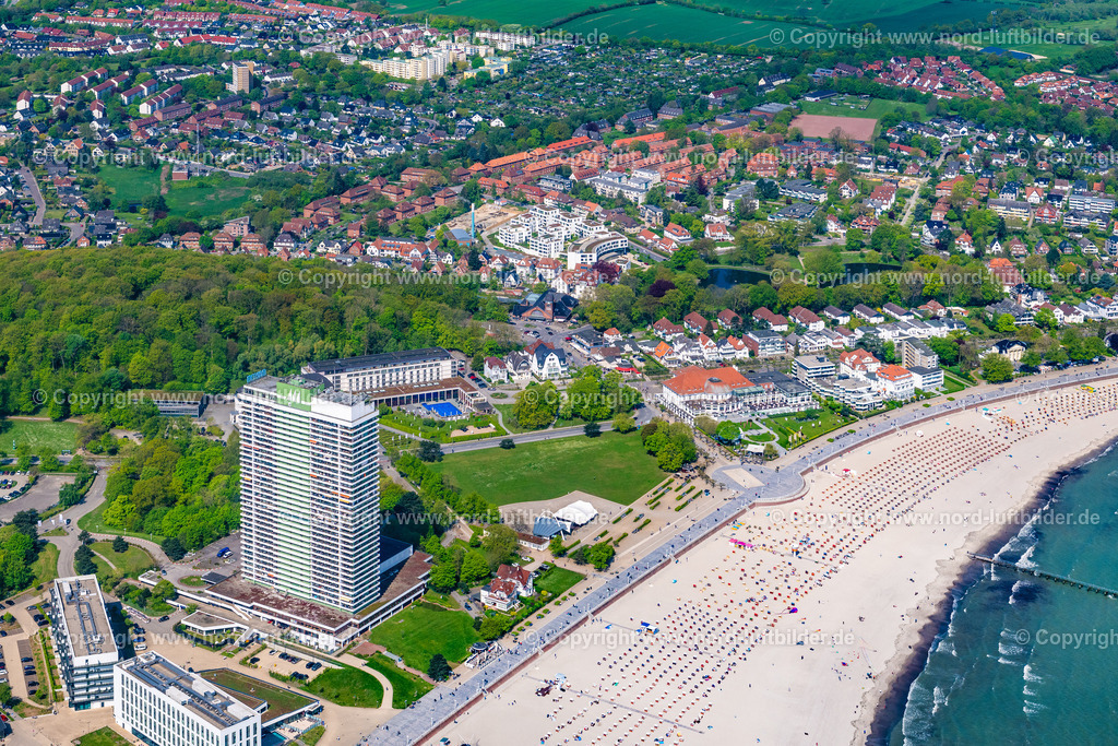 Travemünde_Strandterassen_Hotel_Maritim_ELS_5077010524 | LüBECK 01.05.2024 Hochhaus- Gebäude der Hotelanlage Maritim Strandhotel Travemünde an der Trelleborgallee im Ortsteil Travemünde in Lübeck im Bundesland Schleswig-Holstein, Deutschland. // High-rise building of the hotel complex Maritim Strandhotel Travemuende on Trelleborgallee in the district Travemuende in Luebeck in the state Schleswig-Holstein, Germany. Foto: Martin Elsen