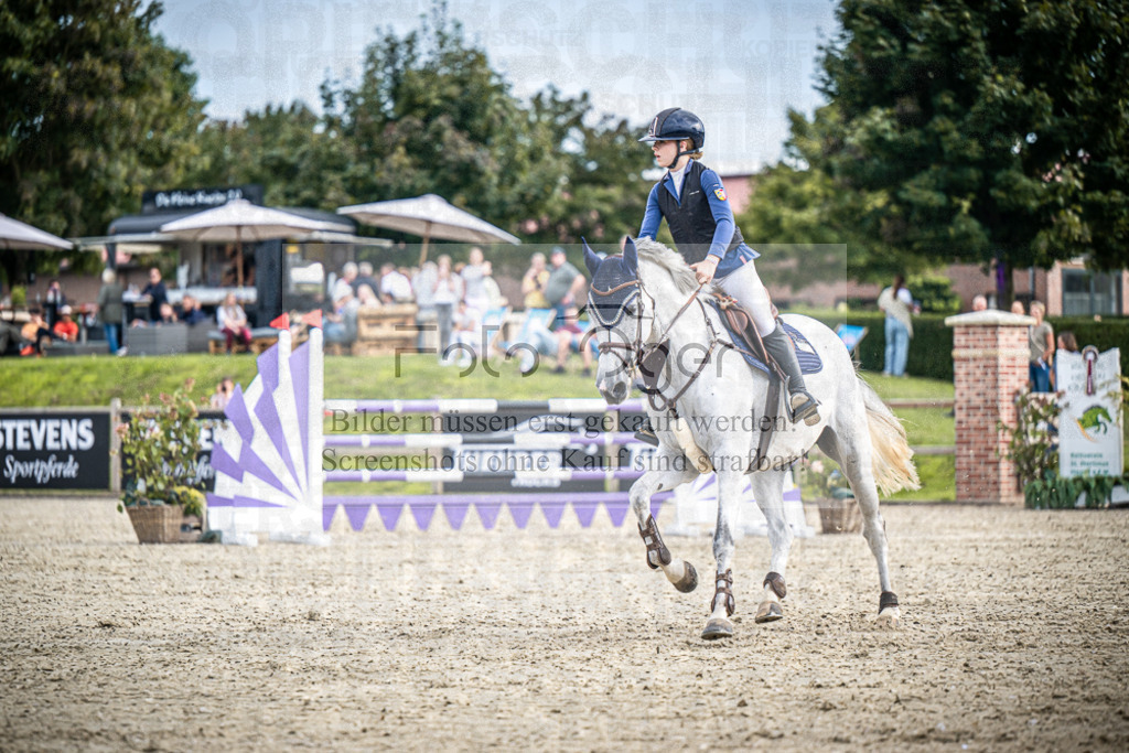 DOS_3845 | Entdecke hochwertige Reitturnierfotos von Foto Oger. Professionell, emotional und authentisch – jetzt Lieblingsmomente im Shop bestellen.Deutschlandweite Turnierfotografie. - Realisiert mit Pictrs.com