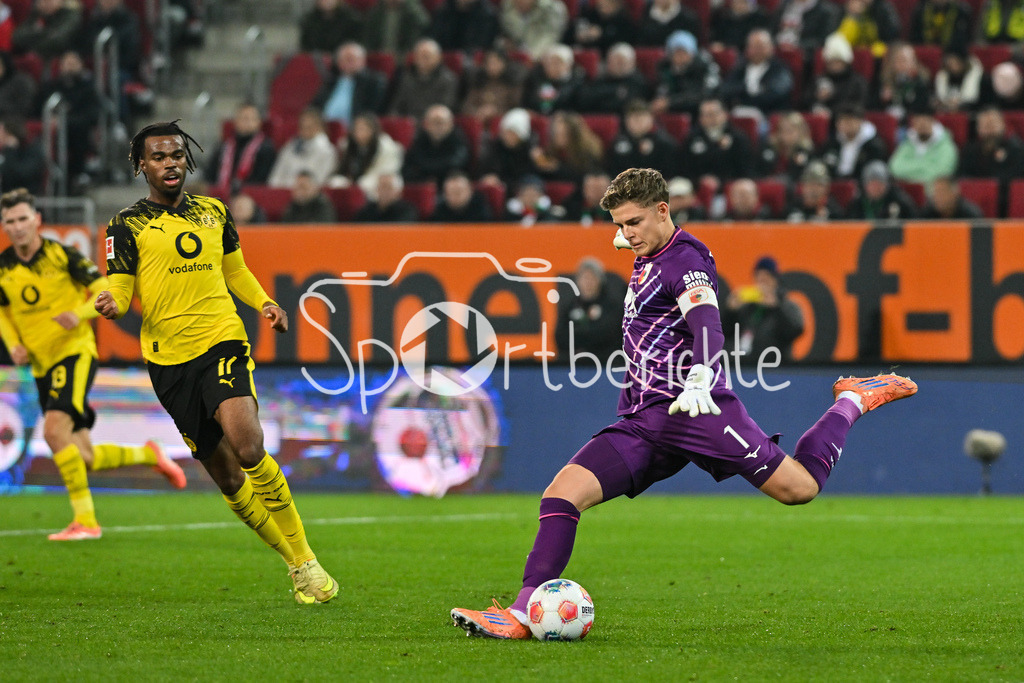 FC Augsburg - Borussia Dortmund | AUGSBURG, GERMANY - with ball Finn DAHMEN (FC Augsburg 1) during the bundesliga match between FC Augsburg vs. Borussia Dortmund on matchday 9 at WWK Arena on October 31, 2025 in Augsburg, Germany / DFL REGULATIONS PROHIBIT ANY USE OF PHOTOGRAPHS AS IMAGE SEQUENCES AND/OR QUASI-VIDEO / Carney CHUKWUEMEKA (Borussia Dortmund 17)