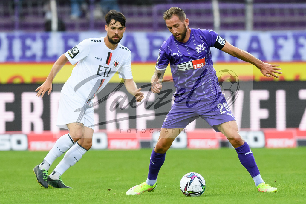 OSNVKO2021090620210906_110 | Fussball, Herren: Marc Heider (VfL Osnabrueck) und Aaron Berzel (FC Viktoria Koeln) im Zweikampf beim Spiel der 3. Liga zwischen VfL Osnabrueck und FC Viktoria Koeln im Stadion an der Bremer Bruecke am 06.09.2021 in Osnabrueck, Deutschland.DFB / DFL REGULATIONS PROHIBIT ANY USE OF PHOTOGRAPHS AS IMAGE SEQUENCES AND/OR QUASI-VIDEO. - Realisiert mit Pictrs.com