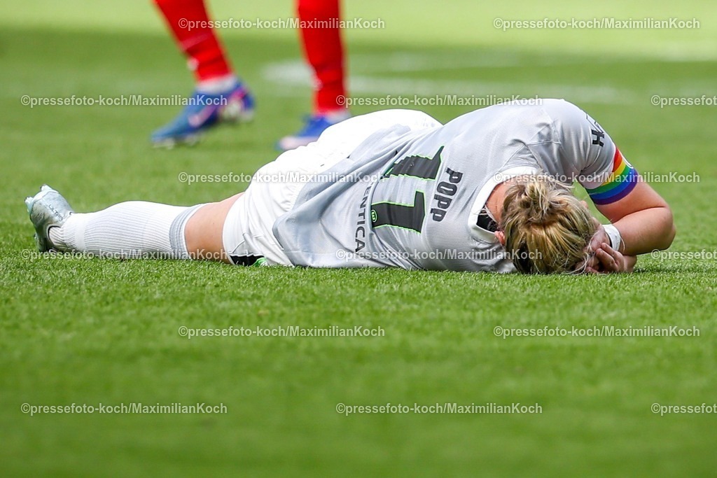 xKWIx14052601045 | 2026.05.14, xkwix, Fußball, Finale DFB-Pokal Frauen, VfL Wolfsburg -  FC Bayern München, Saison 2025 2026, Rhein-Energie-Stadion in Köln: Alexandra Popp (VfL Wolfsburg Frauen #11) liegt verletzt am Boden und haelt sich den Kopf DFB regulations prohibit any use of photographs as image sequences and or quasi-video. Photo: xKamilxWilkowskixPressefotoKochx