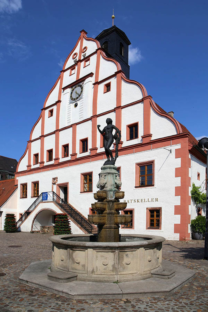 Grimma - Markt mit Rathaus und Eva-Brunnen | Entdecke über 20 Kategorien Leipzig-Motive: Foto-Downloads, hochwertige Poster, Leinwand- & Fine-Art-Prints. Jetzt Lieblingsfoto im Bildlexikon Leipzig Shop bestellen!