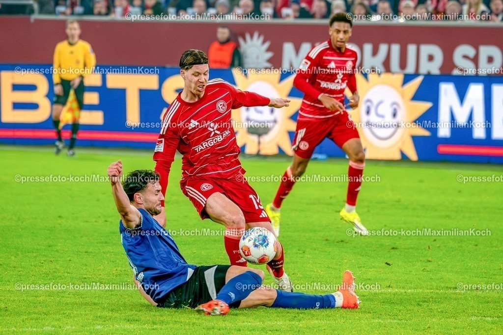 xKKUx16012601026 | 16.01.2026, xkkux, Fußball, Fortuna Düsseldorf - Arminia Bielefeld, 2. Fußball Bundesliga, Merkur Spiel-Arena, Saison 2025 2026: Cedric Itten (Fortuna Düsseldorf #13) im Zweikampf gegen  Maximilian Bauer (Arminia Bielefeld #05)  DFB regulations prohibit any use of photographs as image sequences and or quasi-video.