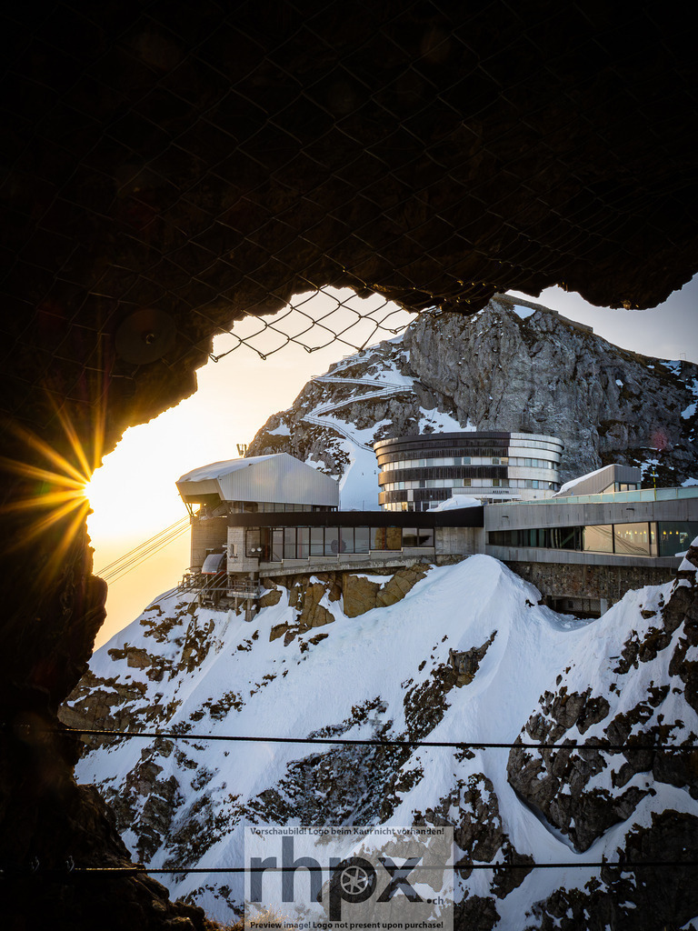 Sonnenaufgang am Pilatus | Stimmungsvolle Fotokunst aus Luzern. Erlebe den Pilatus, den See und die Stadt Luzern in exklusiven Aufnahmen in der Fotogalerie & Shop. - Realisiert mit Pictrs.com