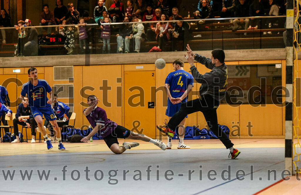 2024-02-24_033_SpVgg_Altenerding_gegen_SSG_Metten | Erding, Deutschland, 24.02.2024:
Handball, Bezirksoberliga Männer 2023 / 2024, 16. Spieltag, SpVgg Altenerding gegen SSG Metten, Endergebnis: 29:24

Vincent Muhr (SSG Metten, #10), Joseph Wyhnalek (SpVgg Altenerding, #2), David Huml (SSG Metten, #4), +a12+

Foto: Christian Riedel / fotografie-riedel.net