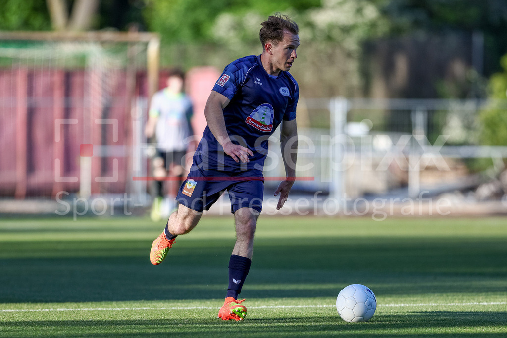Fussball, Regionalliga Nord, SV Werder Bremen II - SSV Jeddeloh | Conor Gnerlich (SSV Jeddeloh II, 2) am Ball, Freisteller, Einzelbild, Ganzkörper, Aktion, Action, Spielszene