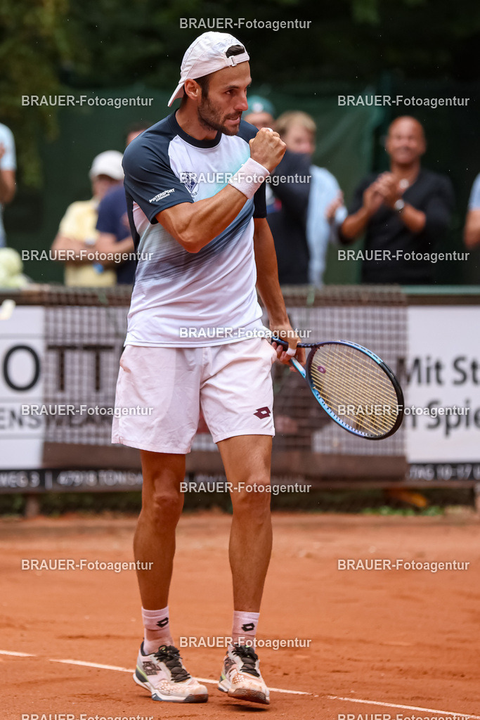 HTC Blau-Weiß Krefeld - LTTC Rot-Weiß Berlin  | Krefeld, Deutschland 21.07.2023, Stefano Travaglia (HTC Blau-Weiß Krefeld) gegen Timo Stadder (LTTC Rot-Weiss Berlin) ,

bei der 2. Tennis Bundesliga Nord Begegnung zwischen HTC Blau-Weiß Krefeld und LTTC Rot-Weiß Berlin am 21.07.2023 in Krefeld.

(Foto: BRAUER-Fotoagentur)
 
