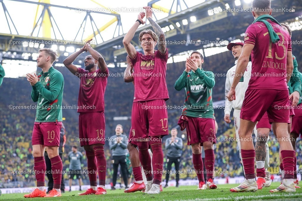 BVB08032501172 | 08.03.2025, Fußball, Borussia Dortmund - FC Augsburg, 1. Fußball Bundesliga, 25. Spieltag, Signal Iduna Park, Saison 2024 2025: Abschlussjubel nach dem 1:0 Sieg für Augsburg. Die Mannschaft steht jubelnd vor den Fans. Arne Maier (FC Augsburg #10) Frank Onyeka (FC Augsburg #19) Kristijan Jakic (FC Augsburg #17) Keven Schlotterbeck (FC Augsburg #31) Dimitrios Giannoulis (FC Augsburg #13)DFB regulations prohibit any use of photographs as image sequences and or quasi-video.