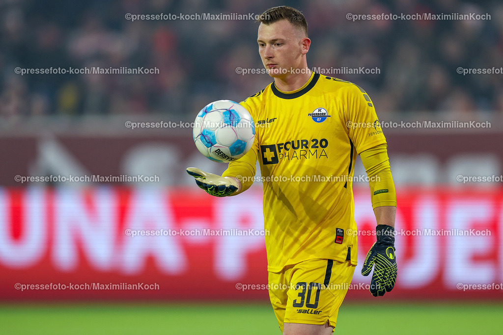 Due0911240109602173 | 09.11.2024, Fußball, Fortuna Düsseldorf - SC Paderborn 07, 2. Bundesliga, Merkur Spiel-Arena, Saison 2024 2025: Torwart Markus Schubert (Paderborn #30) DFB regulations prohibit any use of photographs as image sequences and or quasi-video.