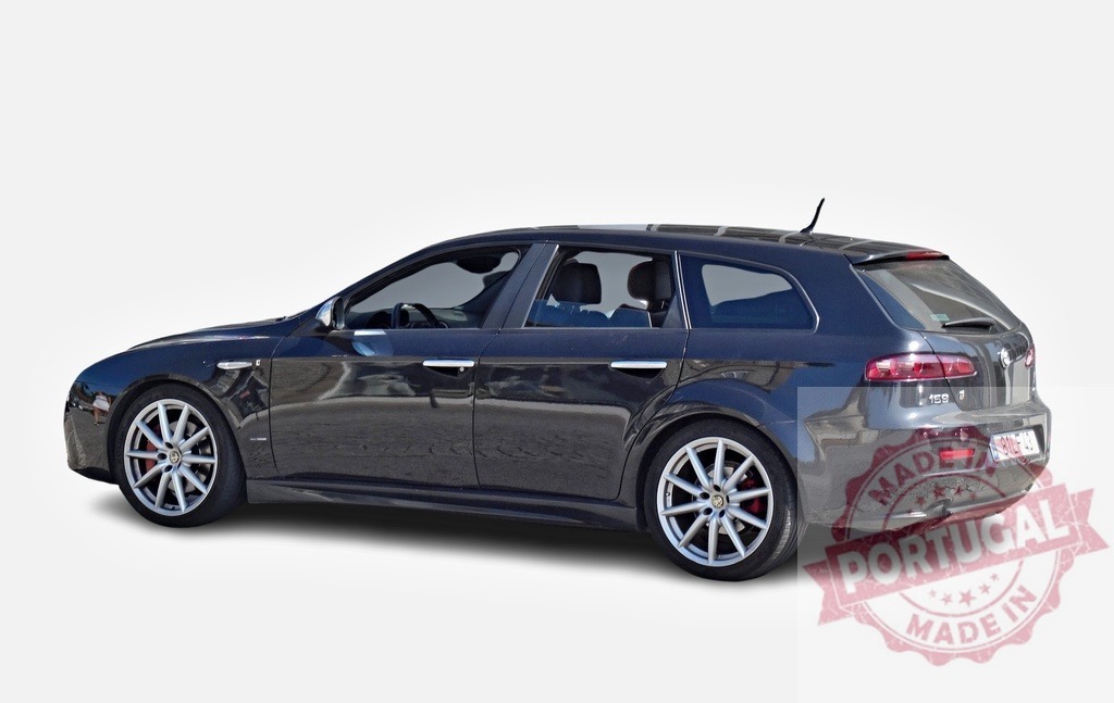Stylish black Alfa Romeo 159 Sportwagon parking on a white background | Side view of a parked Alfa Romeo 159 Sportwagon, showcasing its sleek design and sporty features - Realisiert mit Pictrs.com