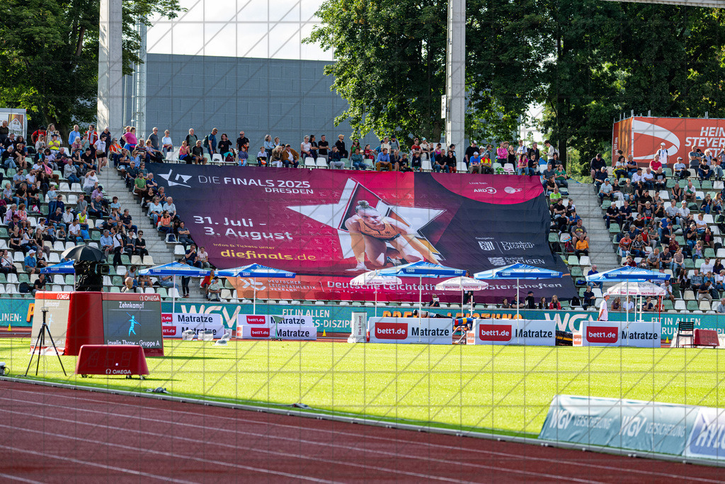 DIE FINALS 2025 | Dt. Leichtathletik Meisterschaft | 5000m Damen | //  01.08.25: DIE FINALS 2025 | Dt. Leichtathletik Meisterschaft | 5000m Damen / Dresden / Deutschland  //   CREDIT:www.bullenfotos.de, Martin König, Hörner Weg 40, D-49078 Osnabrück, +4917663732967 // Nutzung und Weitergabe nur zu den vereinbarten Zwecken. Presseanfragen an Ersteller. Alle Rechte beim Ersteller. Honorierung nach MFM. - Realisiert mit Pictrs.com