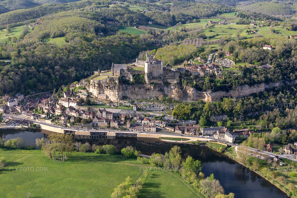 Aerial view: Chateau de Beynac in Beynac-et-Cazenac in the state Dordogne, France. – Photo: IMG_113500.jpg taken on 04/16/2019 by Werner Riehm/FLY-FOTO.com – Resolution of the original: 5472 x 3648 px