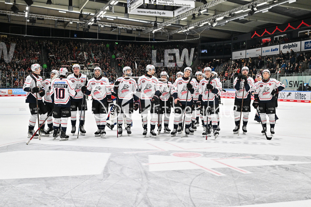 Augsburger Panther - Nürnberg Ice Tigers | AUGSBURG, GERMANY - 23. DECEMBER: Die Spieler der Ice Tigers feiern zusammen mit den Fans den 2-3 Auswärtssieg in Augsburg nach dem Match zwischen den Augsburger Panthern und den Nürnberg Ice Tigers am 31. Spieltag der Penny DEL im Curt Frenzel Stadion