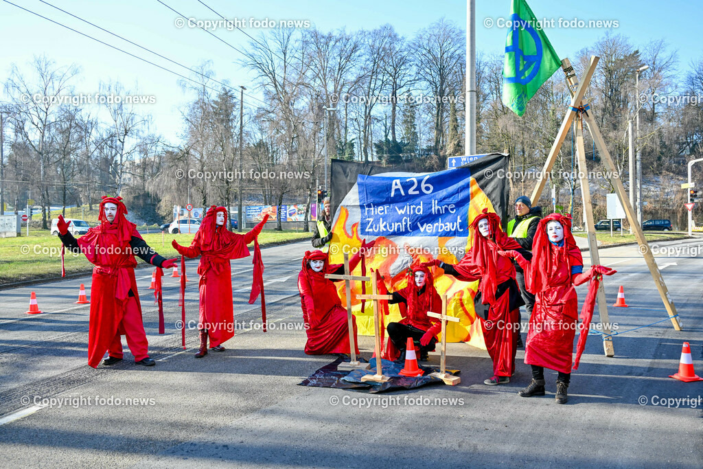 Demonstration gegen die Fertigstellung der A26 Westring_ 20.01.2024-16 | 20.01.2024, Linz, AUT, Demonstration, im Bild Teilnehmer der Demonstration gegen die Fertigstellung der A26 Westring, Autobahn, Verkehr, Verkehrswende, Klima, Klimawandel, Red Rebells, Trauermarsch, Aktivisten, Musik, Transparente, Tafeln, Schilder, Ansprache, Polizei, Polizeiauto, Absperrung, Wissensturm