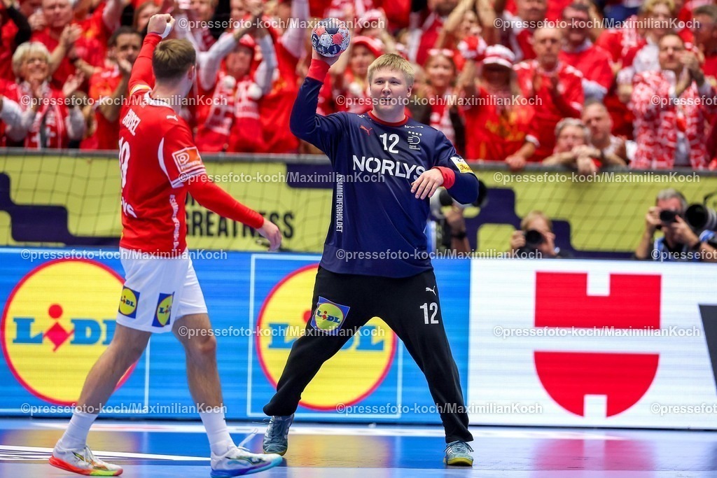 EHF24012602063 | 24.01.2026, Handball, Men's EHF EURO 2026, Dänemark -Spanien, Jyske Bank Boxen in Herning, Dänemark, Main Round:  Emil Nielsen (Denmark #12) jubelnd neben  Mathias Gidsel (Denmark #19)