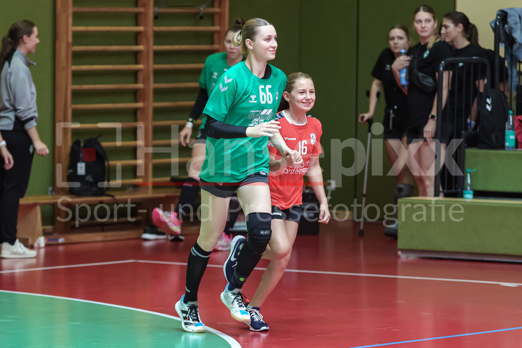 Handball, DHB-Pokal Frauen, SV Werder Bremen - VfL Oldenburg | v.li.: Luise Albert (SV Werder Bremen, 66) beim Einlaufen vor dem Spiel